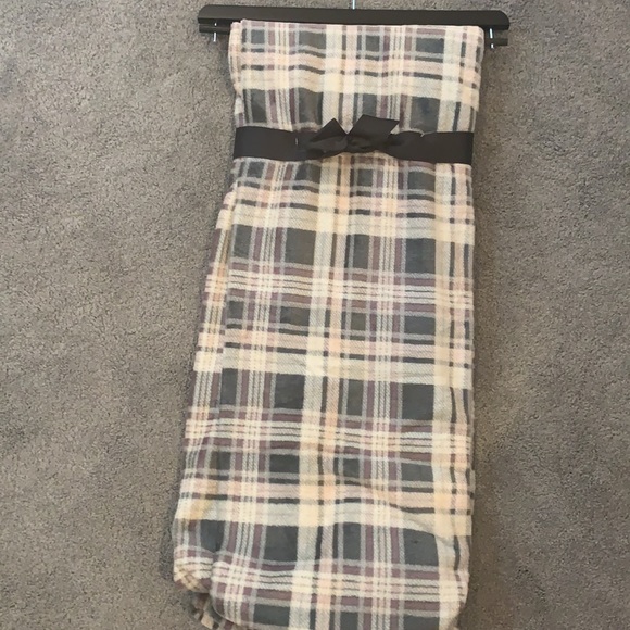 NWT - plaid throw - Picture 3 of 4